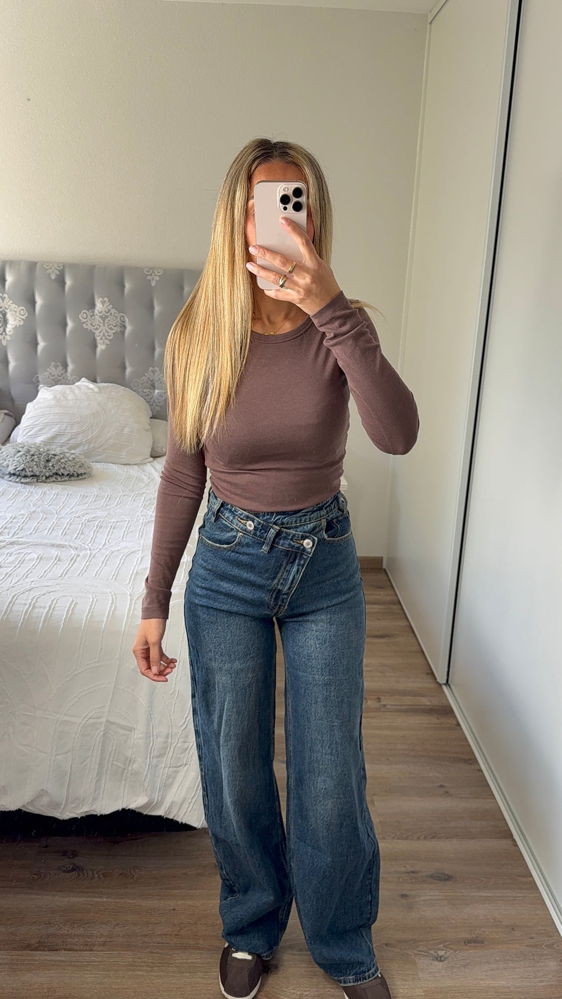 Jeans bouton asymétrique