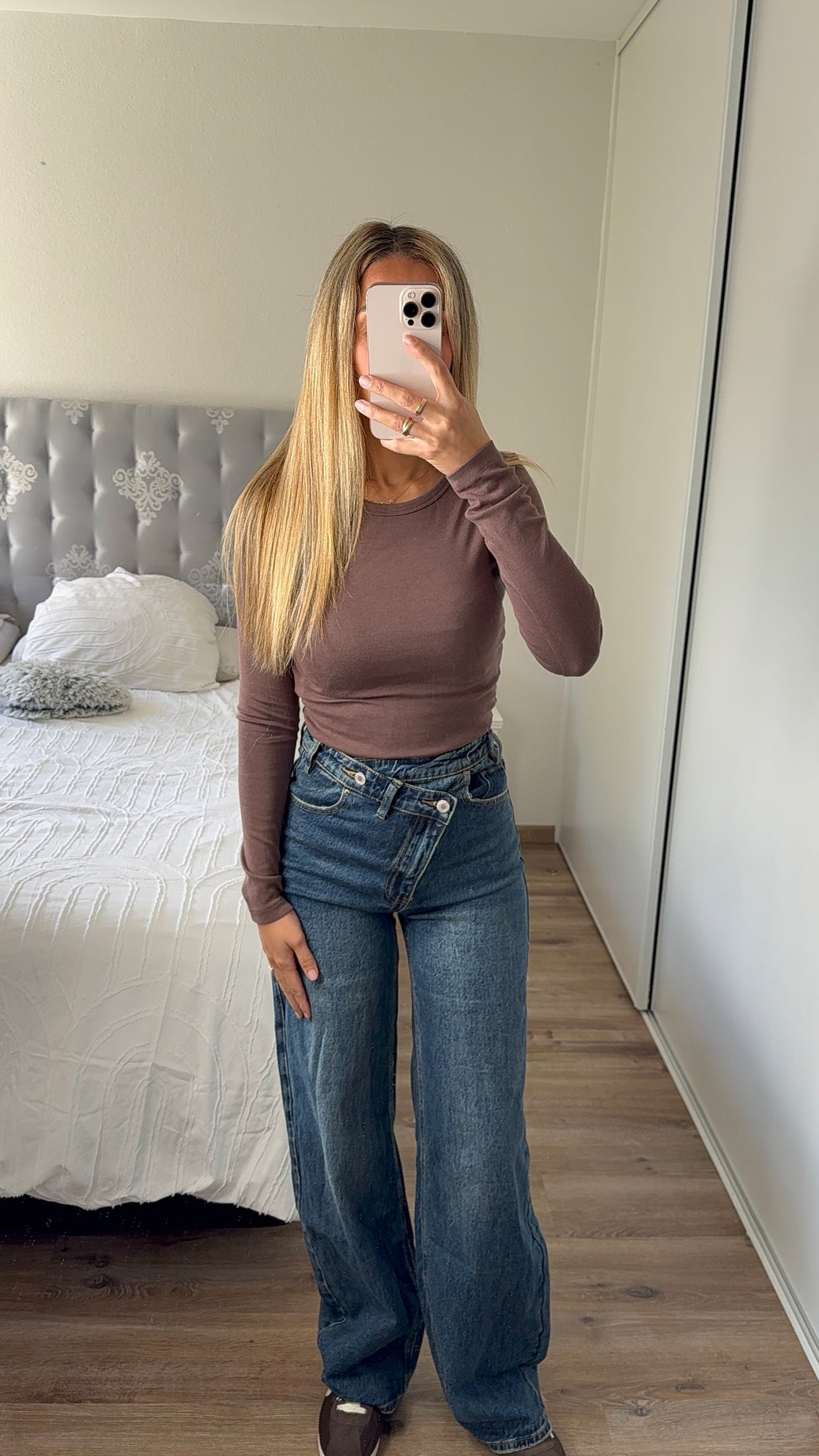 Jeans bouton asymétrique
